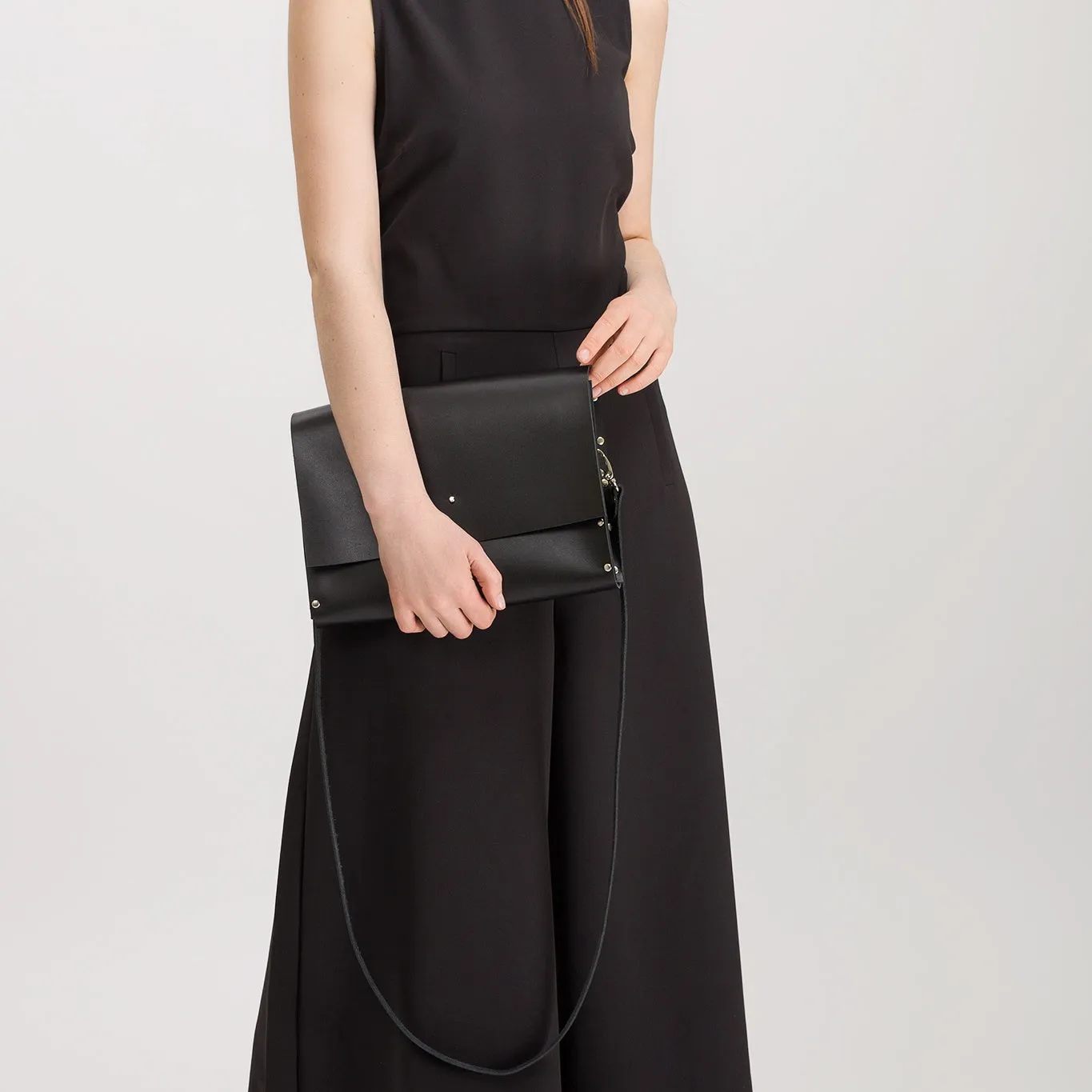 LEATHER RIVET CLUTCH