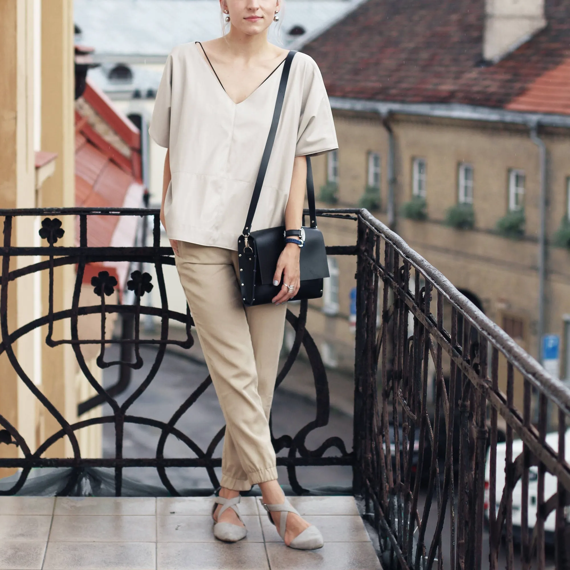LEATHER RIVET CLUTCH