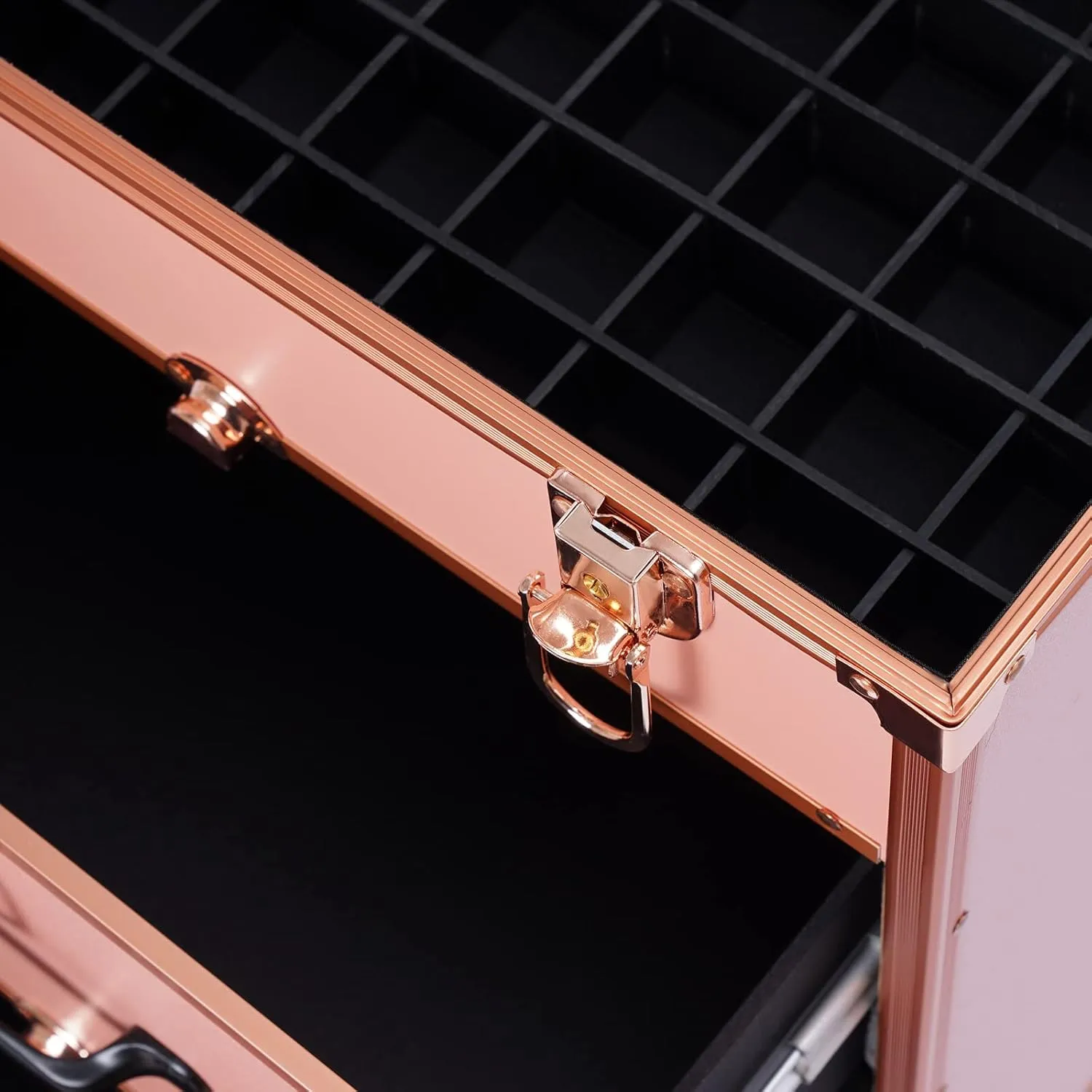 Rolling Makeup Case Large Cosmetic Trolley with Locks Make up Bag with Dividers Cosmetics Storage Organizer Professional Makeup Trolley for Make-Up Artists, Hairdressers, Nail Technicians Style2 Gold