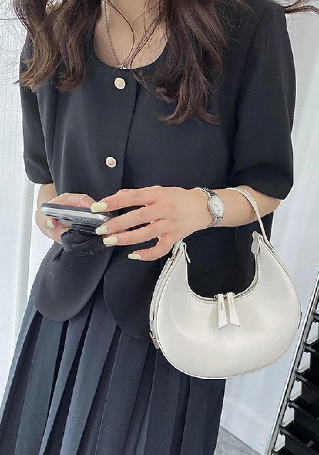 The Women's Bag High-Grade Texture Fashion Temperament Niche One-Shoulder Armpit Hand-Held Crescent Bag White