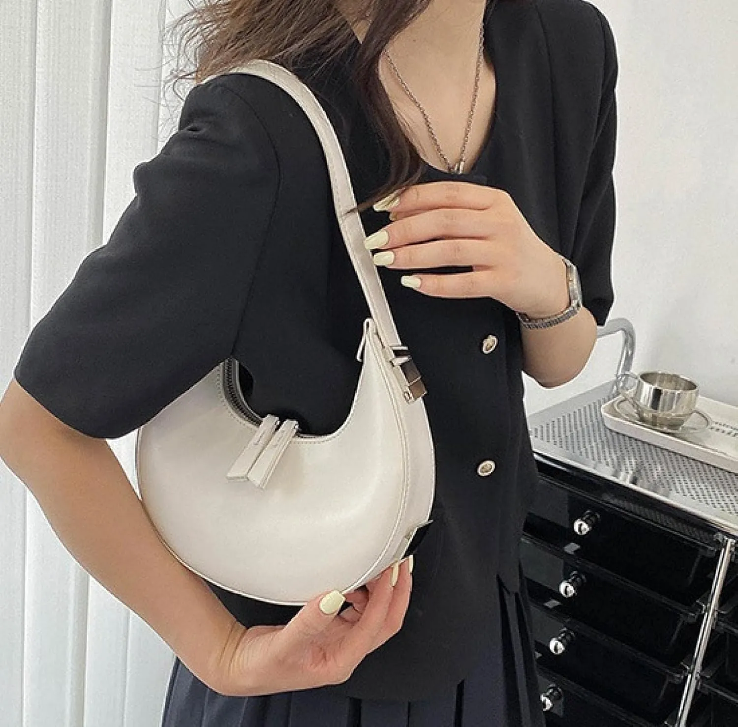 The Women's Bag High-Grade Texture Fashion Temperament Niche One-Shoulder Armpit Hand-Held Crescent Bag White